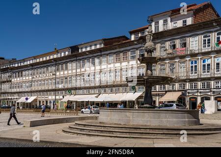 Brunnen auf dem Platz Largo do Toural, Guimaraes, Portugal, Europa | Fontaine sur la place Largo do Toural, Guimaraes, Portugal, Europe Banque D'Images