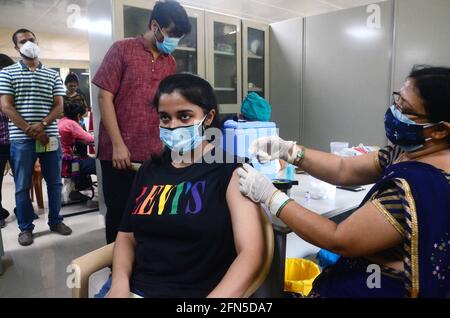 Prayagraj, Uttar Pradesh, Inde. 14 mai 2021. Un travailleur médical inocule un patient avec une dose de vaccin COVID-19 au Moti Lal Nehru Medical College de Prayagraj. Credit: Prabhat Kumar Verma/ZUMA Wire/Alamy Live News Banque D'Images