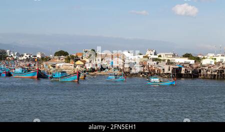 NHA TRANG, Vietnam - 04 février 2015 : bateaux dans la baie de Nha Trang. Nha Trang, district de Vinh Phuoc. Banque D'Images