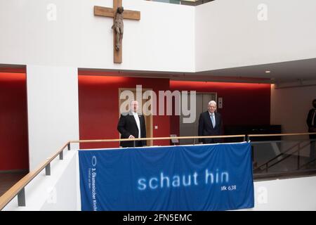 Francfort, Allemagne. Le 12 mai 2021. Mgr Georg BAETZING, BÃ tzing, Président de la Conférence des évêques allemands, Dr. Josef SCHUSTER (Président du Conseil central des Juifs en Allemagne), devant la bannière, "regarde", la devise de la convention de l'Eglise économique, Conversation entre le Conseil central des juifs et la Conférence des évêques allemands à la Haus am Dom à Francfort, le 12 mai 2021. Â | utilisation dans le monde crédit: dpa/Alay Live News Banque D'Images