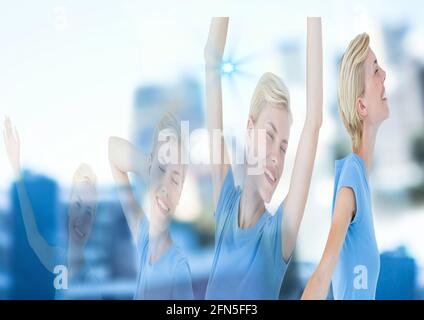 Composition de la femme blonde heureuse en répétition s'exerçant plus d'arrière-plan de mise au point Banque D'Images