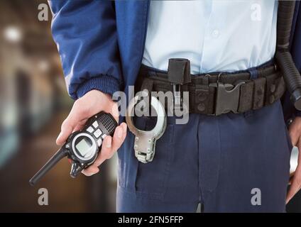 Composition de la section médiane de l'agent de sécurité mâle tenant le talkie-walkie sur un arrière-plan flou Banque D'Images