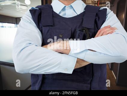 Composition de la section médiane de la garde de sécurité mâle à l'épreuve des balles gilet sur fond de bureau Banque D'Images