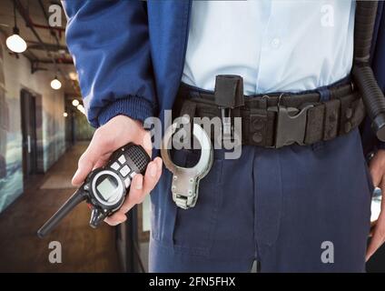 Composition de la section médiane de l'agent de sécurité mâle tenant le talkie-walkie sur l'arrière-plan du bureau Banque D'Images