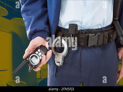 Composition de la section médiane de l'agent de sécurité mâle tenant le talkie-walkie sur l'arrière-plan du bureau Banque D'Images