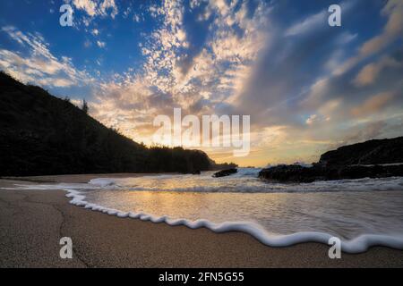 Coucher de soleil et vagues sur la plage de Lumahai. Maui, Hawaï Banque D'Images