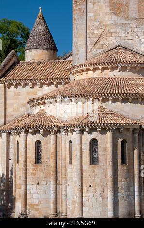 Close-up de l'abside par niveaux de Saint-Hilaire Eglise romaine à Melle, Deux-Sèvres (79), région de l'Nouvelle-Aquitaine, France. Elle est inscrite comme Wor UNESCO Banque D'Images