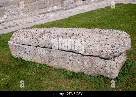 Vieux sarcophage romain à l'extérieur de l'église Saint-Pierre, Melle (79), région Nouvelle-Aquitaine, France Banque D'Images