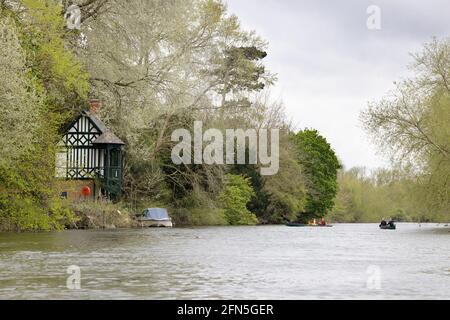 Vue sur la Tamise ; Boathouse, bateau et canoës dans un paysage fluvial ; la Tamise à Wallingford, Oxfordshire Royaume-Uni Banque D'Images