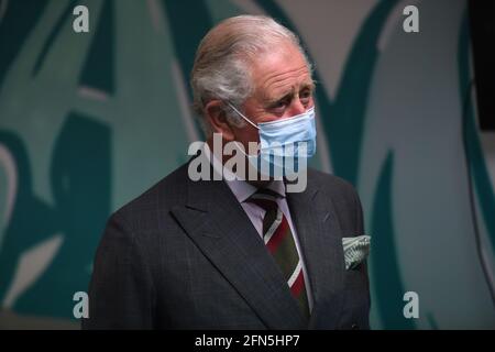 Le Prince de Galles lors d'une visite au personnel et aux bénévoles de l'association caritative Engine House à Merthyr Tydfil, au sud du pays de Galles. Date de la photo: Vendredi 14 mai 2021. Banque D'Images