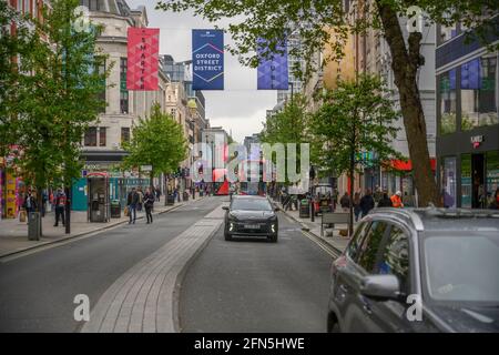 Oxford Street, Londres, Royaume-Uni. 14 mai 2021. De plus en plus de clients s'aventurant dans le centre de Londres alors que la capitale ouvre ses galeries et musées principaux à partir du 18 mai. Crédit : Malcolm Park/Alay Live News Banque D'Images