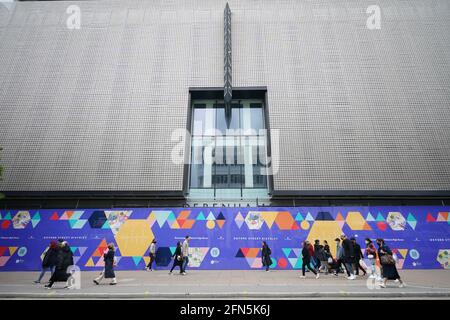 Les gens marchent à pied devant l'ancien magasin de drapeaux Debenhams à Oxford Street, Londres. Debenhams va fermer ses portes pour la dernière fois de son histoire de 243 ans. La chaîne historique des grands magasins fermera ses 28 magasins restants à travers le Royaume-Uni pour de bon samedi après l'effondrement de l'entreprise dans le contexte de la pandémie du coronavirus. Date de la photo: Vendredi 14 mai 2021. Banque D'Images