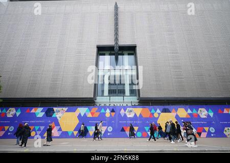 Les gens marchent à pied devant l'ancien magasin de drapeaux Debenhams à Oxford Street, Londres. Debenhams va fermer ses portes pour la dernière fois de son histoire de 243 ans. La chaîne historique des grands magasins fermera ses 28 magasins restants à travers le Royaume-Uni pour de bon samedi après l'effondrement de l'entreprise dans le contexte de la pandémie du coronavirus. Date de la photo: Vendredi 14 mai 2021. Banque D'Images