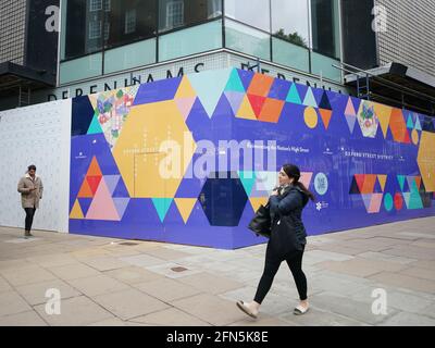 Les gens marchent à pied devant l'ancien magasin de drapeaux Debenhams à Oxford Street, Londres. Debenhams va fermer ses portes pour la dernière fois de son histoire de 243 ans. La chaîne historique des grands magasins fermera ses 28 magasins restants à travers le Royaume-Uni pour de bon samedi après l'effondrement de l'entreprise dans le contexte de la pandémie du coronavirus. Date de la photo: Vendredi 14 mai 2021. Banque D'Images