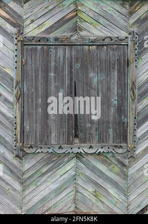 arrière-plan en bois de la planche à chevrons. fenêtre en bois sculpté avec architraves incrustées. gros plan de couleur argent gris vert Banque D'Images
