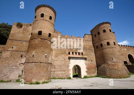 Italie, Rome, murailles d'Aurélien, Porta Asinaria, ancienne porte romaine Banque D'Images