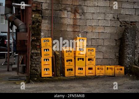 Passerelle. Caisses jaunes avec bouteilles vides dans l'arrière-cour du bar. Batumi, Géorgie - 03.22.2021 Banque D'Images