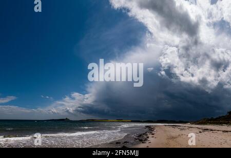 Une grande tempête qui traverse la côte de Northumberland au château de Dunstanburgh, au Royaume-Uni. Banque D'Images