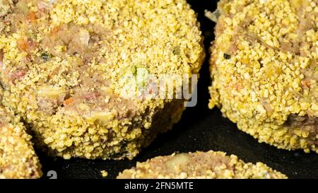 Nuggets de légumes congelés avec lentilles et verts, macro Banque D'Images