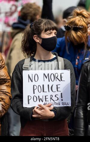 Portrait d'une femme manifestant avec un écriteau à l'occasion de la manifestation « Kill the Bill » contre le nouveau projet de loi de police, Londres, 1er mai 2021 Banque D'Images