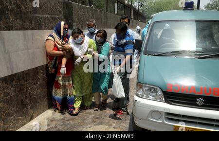 New Delhi, Inde. 14 mai 2021. Une femme pleure la mort de son mari qui est décédé suite à la maladie de Covid-19 avant la crémation au terrain de crématorium de Mangolpuri à New Delhi.l'Inde a enregistré 343,144 personnes ayant testé des cas positifs de Covid-19 et 4,033 décès dus à une infection à coronavirus au cours des dernières 24 heures, selon les données publiées par Ministère de la Santé de l'Union le vendredi. Dans tout le pays, le nombre cumulé de décès s'élève maintenant à 262,317, tandis que 20,079,599 000 personnes se sont rétablies du virus au pays. Crédit : SOPA Images Limited/Alamy Live News Banque D'Images