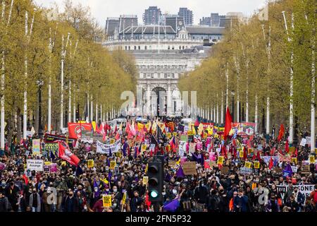 Une grande foule de manifestants défilant lors de la manifestation « Kill the Bill » contre le nouveau projet de loi de police, Londres, 1er mai 2021 Banque D'Images