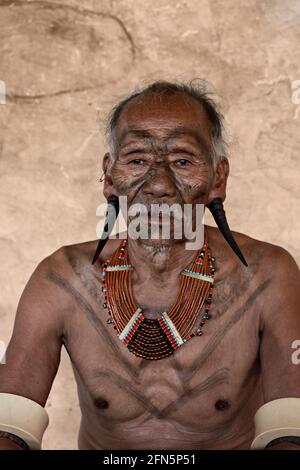 Il y a 320,000 du groupe ethnique Konyak, mais la plupart ont abandonné leurs traditions ancestrales. INDE: DES portraits FASCINANTS ont capturé quelques r Banque D'Images