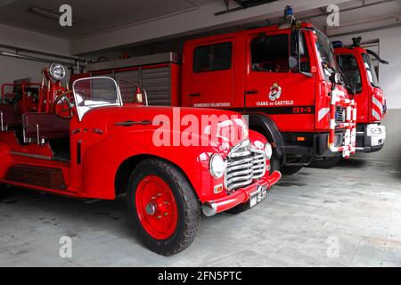 Haynes vintage et les moteurs d'incendie modernes dans la caserne d'incendie de Viana do Castelo, province de Minho, au nord du Portugal Banque D'Images