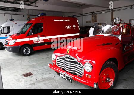 Haynes vintage et les moteurs d'incendie modernes dans la caserne d'incendie de Viana do Castelo, province de Minho, au nord du Portugal Banque D'Images