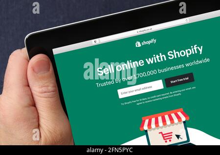 Site Web Shopify affiché sur un iPad. (usage éditorial uniquement) Banque D'Images