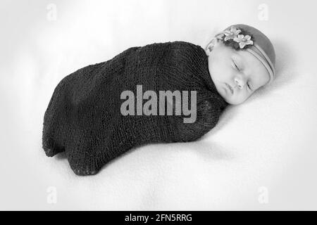 bébé fille de 1 semaine dormant sur une couverture dans la pépinière, nouveau-né Banque D'Images