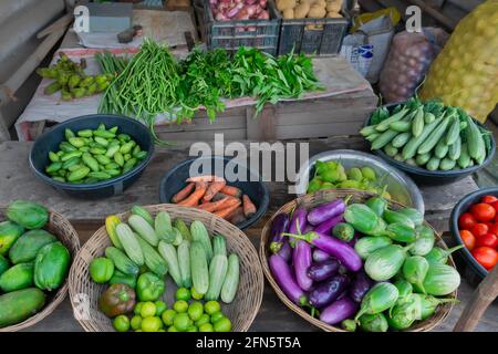 Cuttack, Odisha, Inde - 24 juillet 2019 : les légumes sont vendus en bord de route. Les vendeurs au détail les vendent à des clients sur un marché de Cuttack Baza Banque D'Images