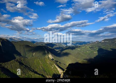 Alt Berguedà vue du point de vue de Gresolet un après-midi de printemps (Berguedà, Catalogne, Espagne, Pyrénées) ESP: Vues de l'Alt Berguedà Banque D'Images