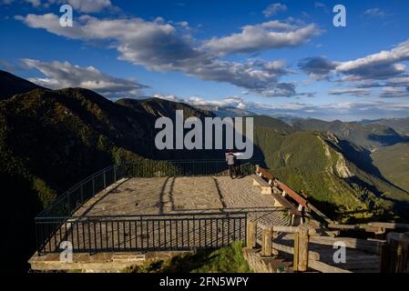 Alt Berguedà vue du point de vue de Gresolet un après-midi de printemps (Berguedà, Catalogne, Espagne, Pyrénées) ESP: Vues de l'Alt Berguedà Banque D'Images