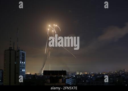 Le 13 mai 2021, Gaza, la bande de Gaza, Palestine : des roquettes éclairent le ciel nocturne lorsqu'elles sont tirées vers Israël depuis Beit Lahia, dans le nord de la bande de Gaza - Israël a poursuivi Gaza et déployé des troupes supplémentaires à la frontière alors que les Palestiniens ont tiré des barrages de roquettes, avec le nombre de morts dans l'enclave le quatrième jour de conflit qui grimpe à plus de 100. (Credit image: © Ahmed Adnan Alsharateha/Quds Net News via ZUMA Wire) Banque D'Images