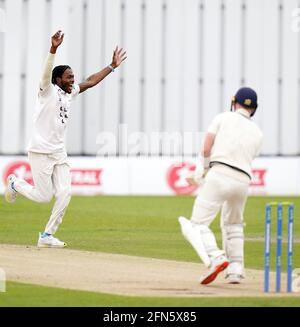 Jofra Archer, de Sussex, célèbre le cricket de Jordan Cox, de Kent, lors du deuxième jour du championnat LV= Insurance County Championship au 1er Central County Ground, Hove. Date de la photo: Vendredi 14 mai 2021. Banque D'Images