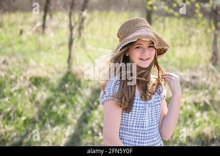 Belle Teen Girl à l'extérieur dans un lit bleu à carreaux, rétroéclairé. Banque D'Images