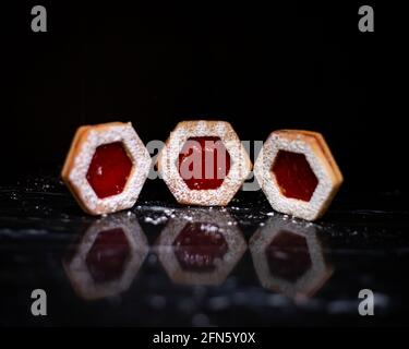 Biscuits de confiture de fraise sur marbre noir Banque D'Images