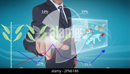 Composition de l'homme d'affaires touchant l'écran interactif avec traitement des données Banque D'Images