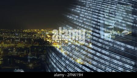 Composition du codage binaire sur paysage urbain la nuit Banque D'Images