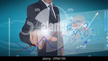 Composition de l'homme d'affaires touchant l'écran interactif avec traitement des données Banque D'Images