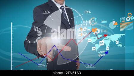 Composition de l'homme d'affaires touchant l'écran interactif avec traitement des données Banque D'Images