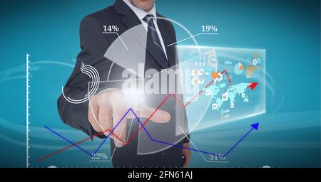 Composition de l'homme d'affaires touchant l'écran interactif avec traitement des données Banque D'Images