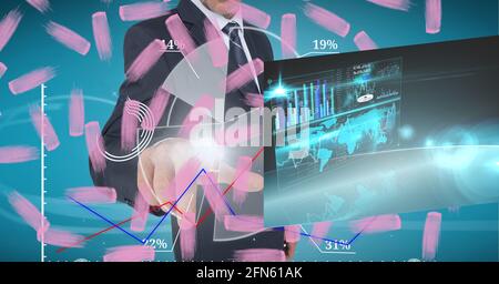 Composition de l'homme d'affaires touchant l'écran interactif avec traitement des données Banque D'Images