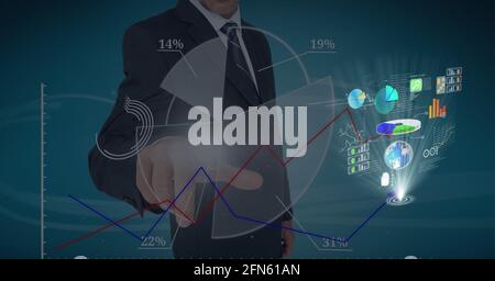 Composition de l'homme d'affaires touchant l'écran interactif avec traitement des données Banque D'Images