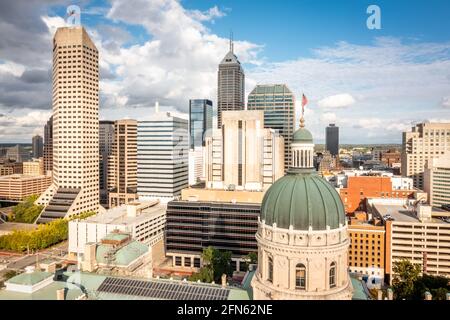 Indiana Statehouse et les gratte-ciel d'Indianapolis pendant un après-midi ensoleillé. Banque D'Images