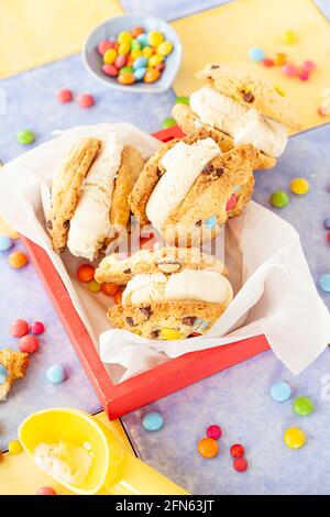 Sandwich à la crème glacée à la vanille avec biscuits aux pépites de chocolat et coloré lentilles au chocolat Banque D'Images