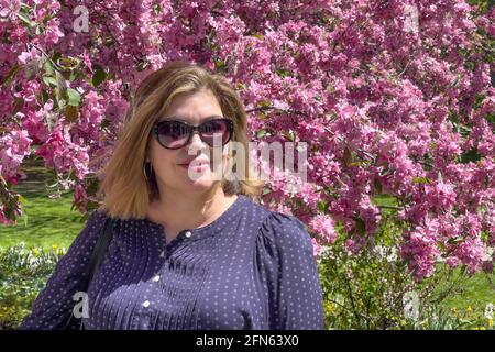 Portrait d'une femme d'âge moyen d'Amérique latine. Arrivée au printemps à Toronto, Canada Banque D'Images