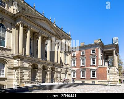 Osgoode Hall avec un style architectural palladien tardif. Le point de repère est situé dans le quartier du centre-ville, près de la place Nathan Phillips à Toronto, CAN Banque D'Images