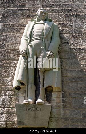 Statue ou sculpture de John graves Simcoe. Détail architectural de l'édifice Archives et Canadiana à Toronto, Canada. Banque D'Images